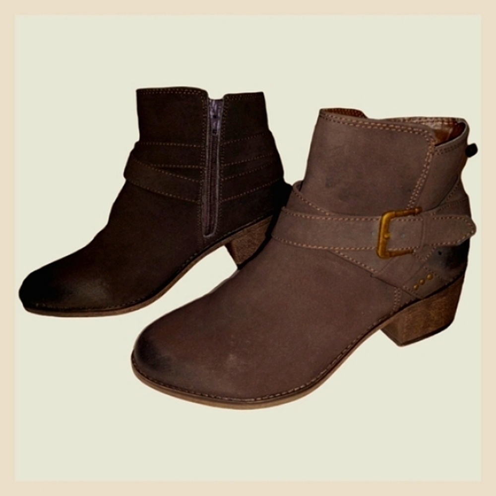 White Mountain Zip Up Ankle Bootie Sz 7.5